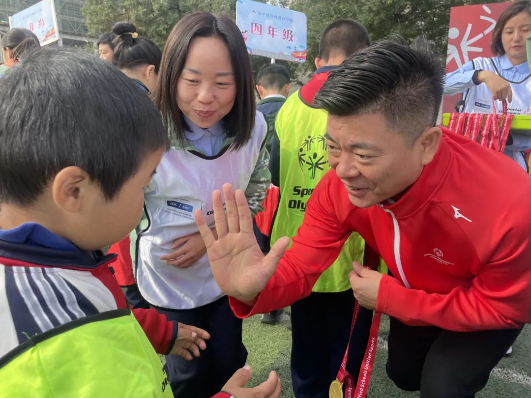 教育局局长雷建庄,党委副书记王化新,富平县残