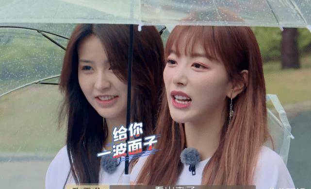 可是只有孔雪儿的上衣是向上卷的,而且还露出了自己的腹肌