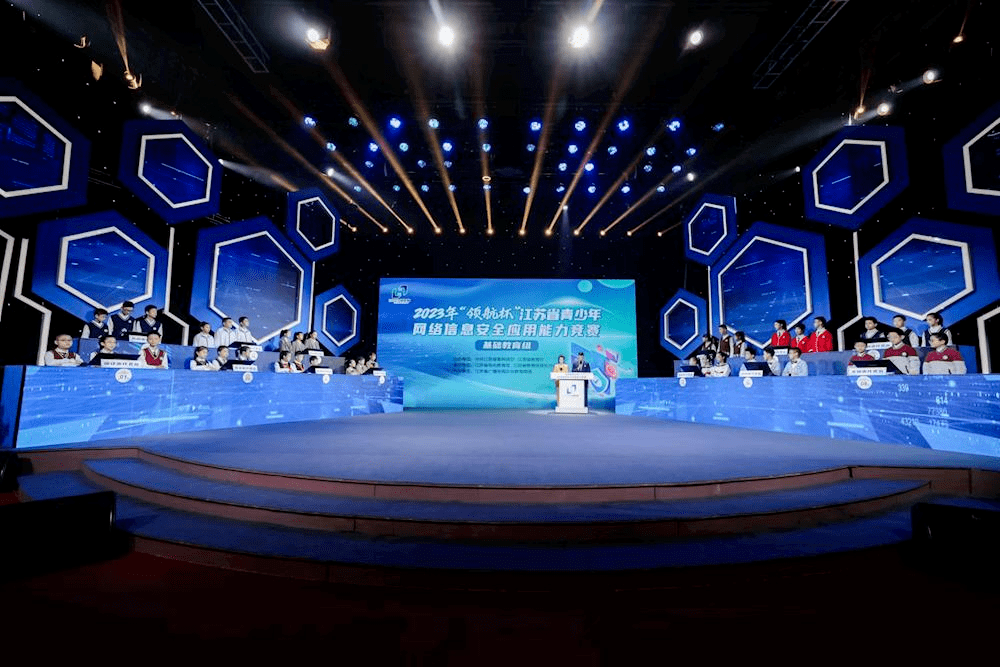 区华君外国语学校袁张航组成的扬州市初中代表队获中学组唯一的特等奖