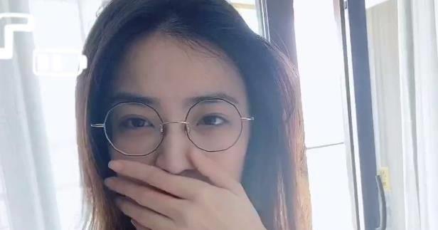 徐璐早起戴大框眼镜,本以为是遮素颜,听清"近视度数"瞬间懂了_工作