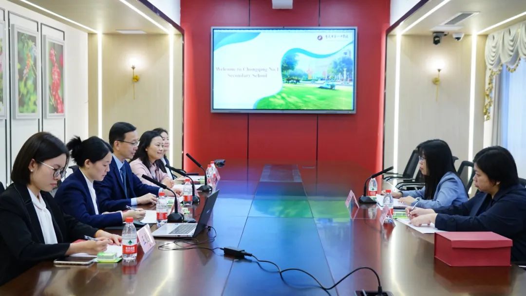 香港风采中学校长陈玉燕一行参观重庆一中02▲中华基督教会协和书院