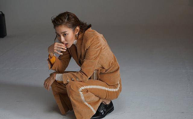 韩国"微胖女神"u-ie金宥真为新剧拍写真,暴瘦如柴,法令纹明显_组合
