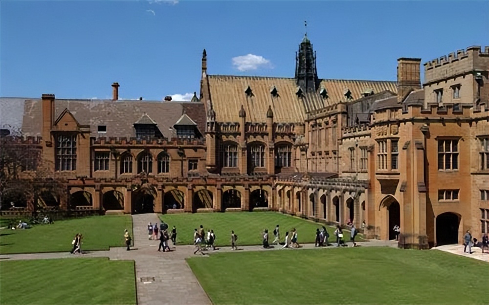 于帕尔马大学医学院外科专业,1988年毕业于帕尔玛大学普通外科专业