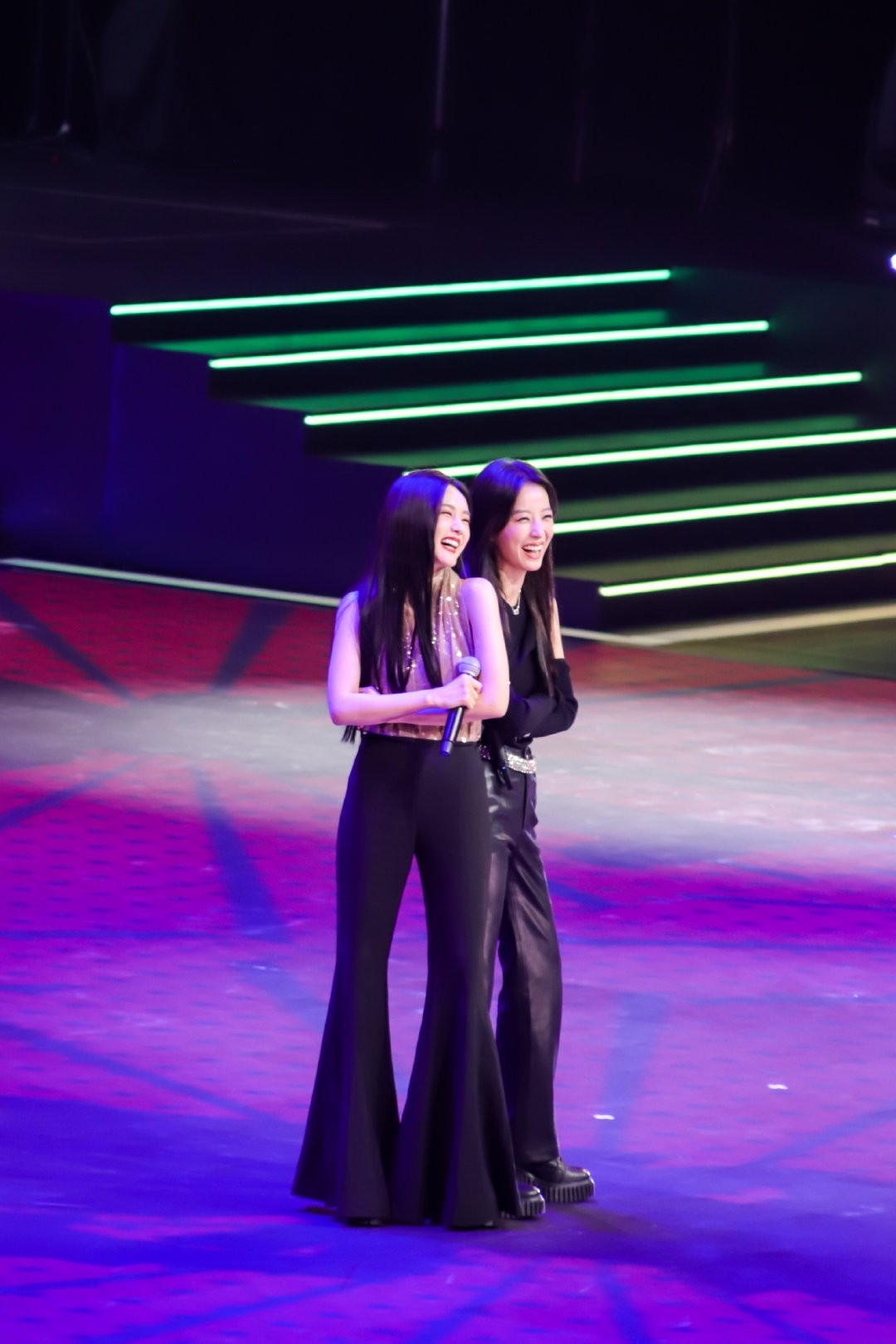 澳门这一夜:钟楚曦时尚有料,刘涛葫芦身材抢镜,陈妍希翻车太尴尬_造型