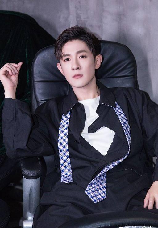 知名男星粉丝自曝:因买黄牛而惨遭拘禁!_陈立农_季肖冰_网友