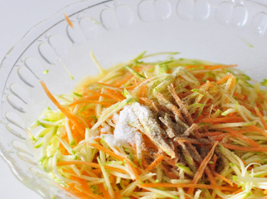 食材:鸡蛋,西葫芦,面粉,萝卜,火腿,葱,食用盐,胡椒,食用油.