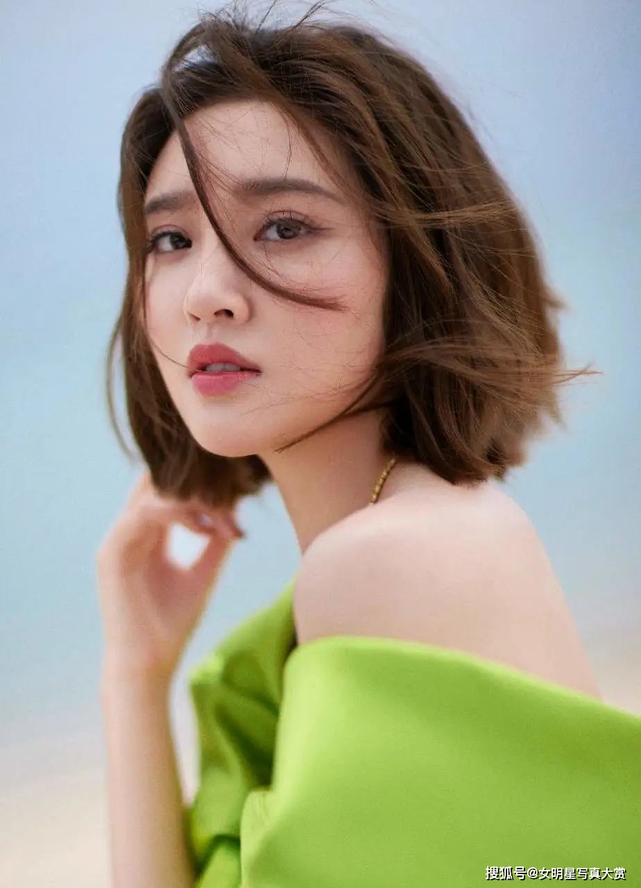 【唐艺昕性感唯美写真】一袭绿色抹胸长裙,婀娜多姿,清新动人_大海