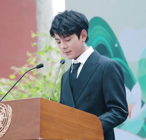 十年寒窗不如一网红,丁真从素人到联合国大会,靠