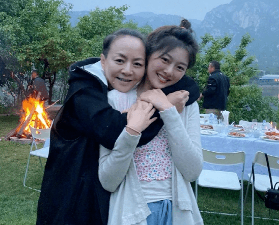 而且她的交朋友范围还很广,私底下她和杨采钰还成了挚友.