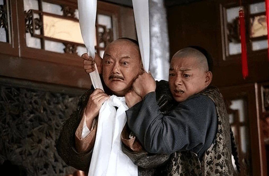 和珅自尽前,打开乾隆赏赐的保命诏书,上面写的3个字让他绝望_嘉庆