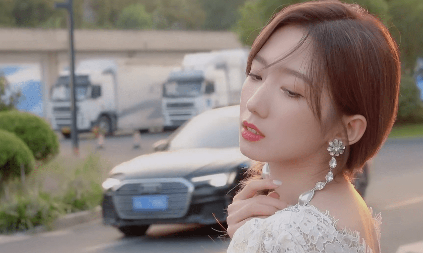 在镜头前看起来更有现实感,当然孟美岐皮肤颜色是艳羡的牛奶肌,而且瘦