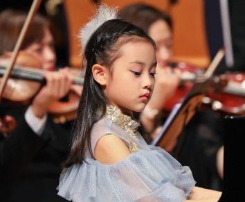 8岁甜馨走秀后,李小璐赚足了口碑,"母凭女贵"的感觉_孩子_女儿_照片