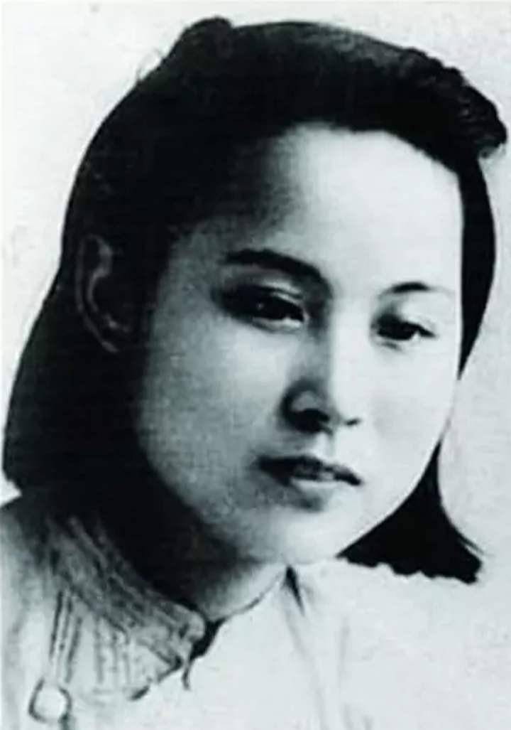 临刑之前,江姐写下了托孤的红色遗书,以筷子磨成竹签做笔,用棉花灰制