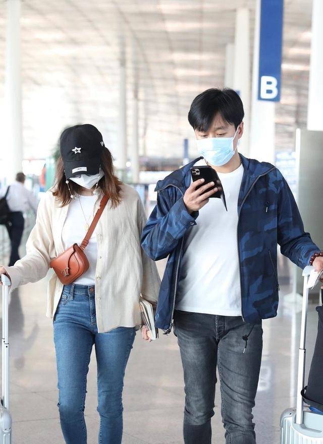 佟大为夫妇情侣牵手堪称神仙眷侣,20年太有夫妻相了_造型_关悦_风格