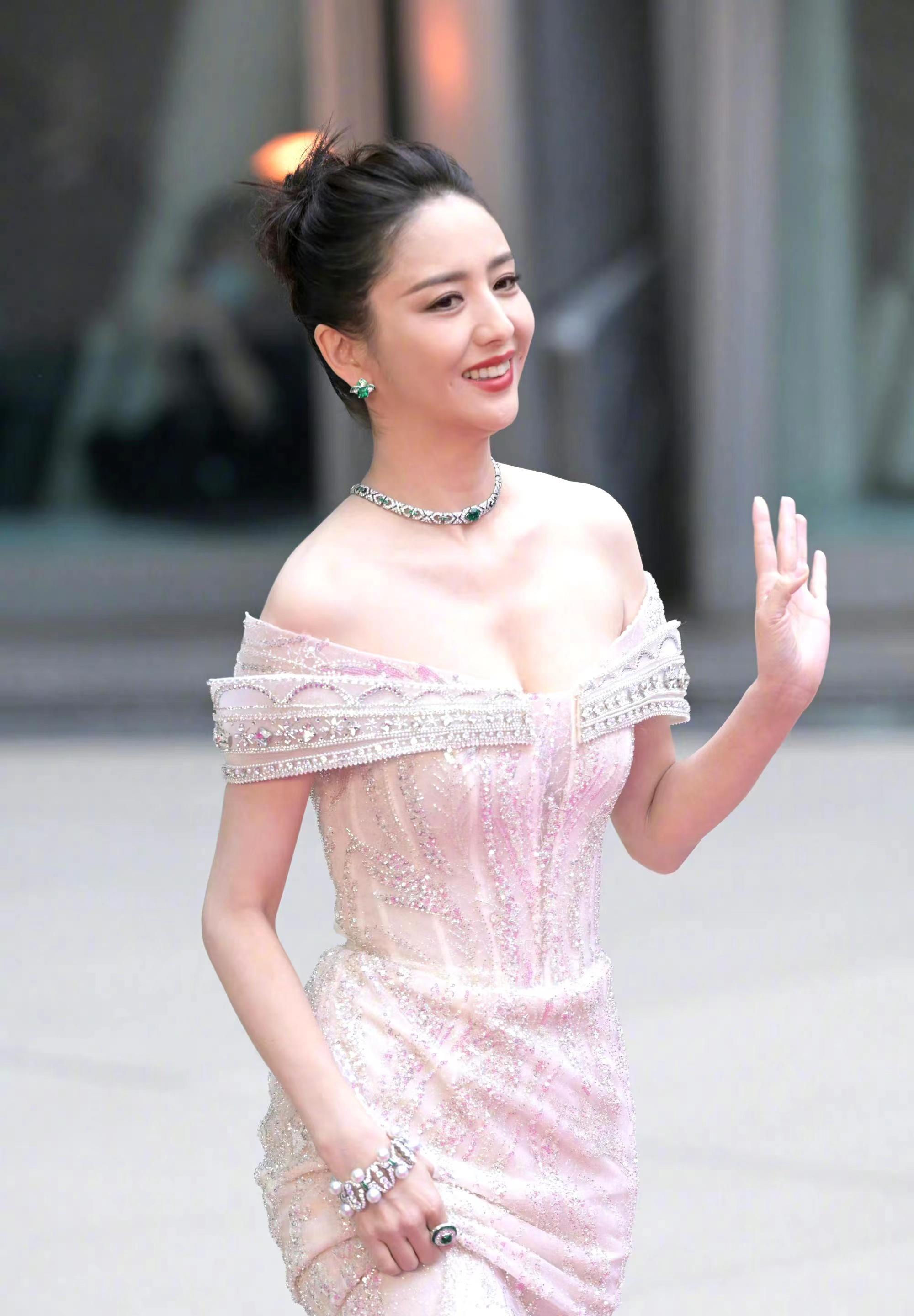 佟丽娅红毯新造型,镶钻鱼尾长裙,拖尾在肩后,优雅又迷人!