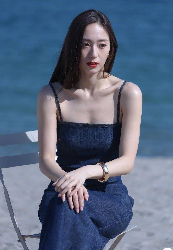 海边风光中的闪亮明星:郑秀晶吊带牛仔裙造型引发热议_光芒_魅力_海风