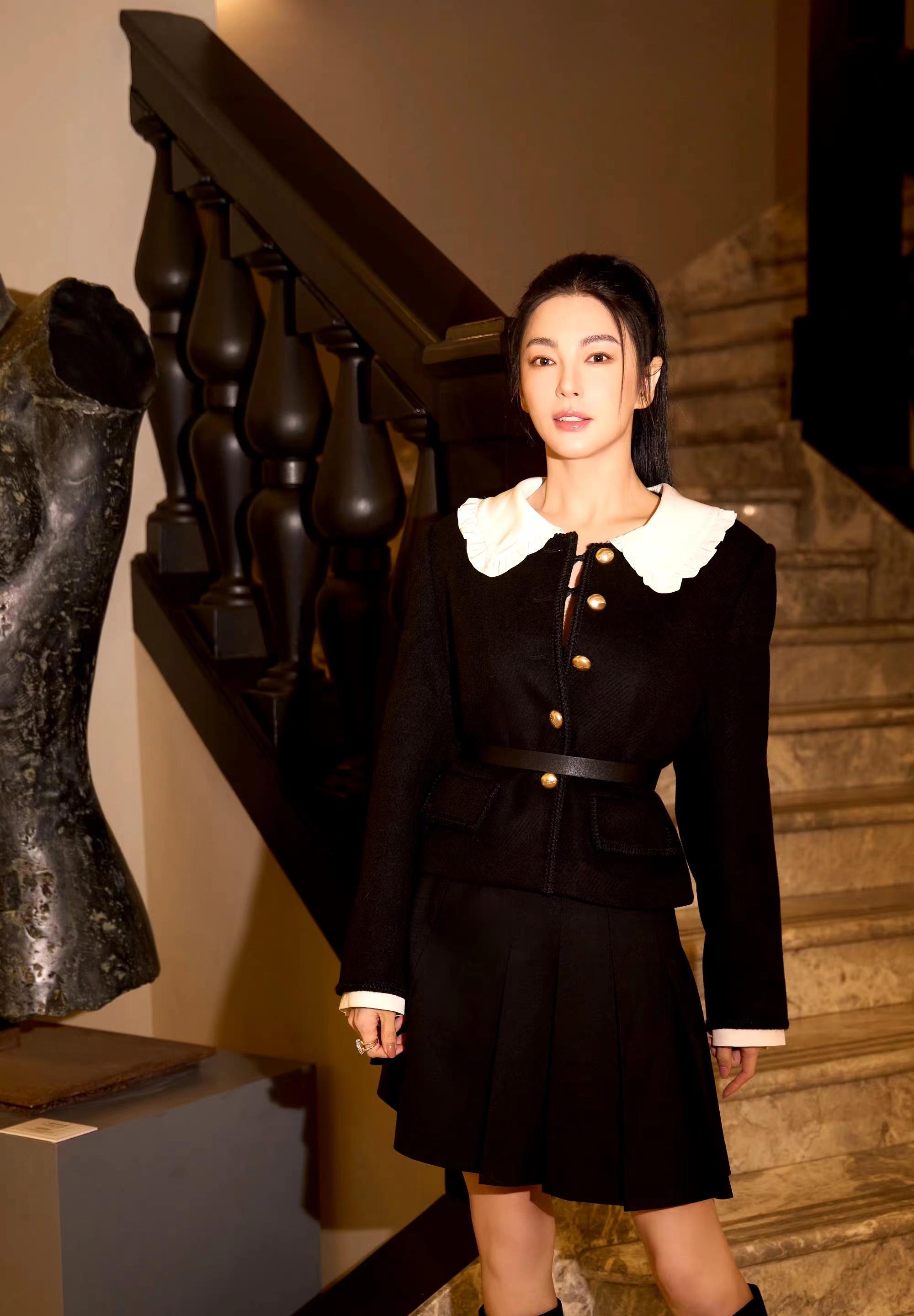 张雨绮米兰时装周造型,娃娃领小黑裙搭配高筒靴,时尚又减龄!
