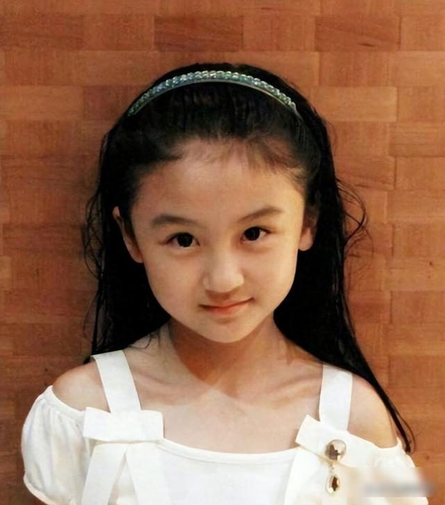 她6岁被成龙抱着上春晚,却因长相被骂退圈出国,如今她长什么样_陆子艺