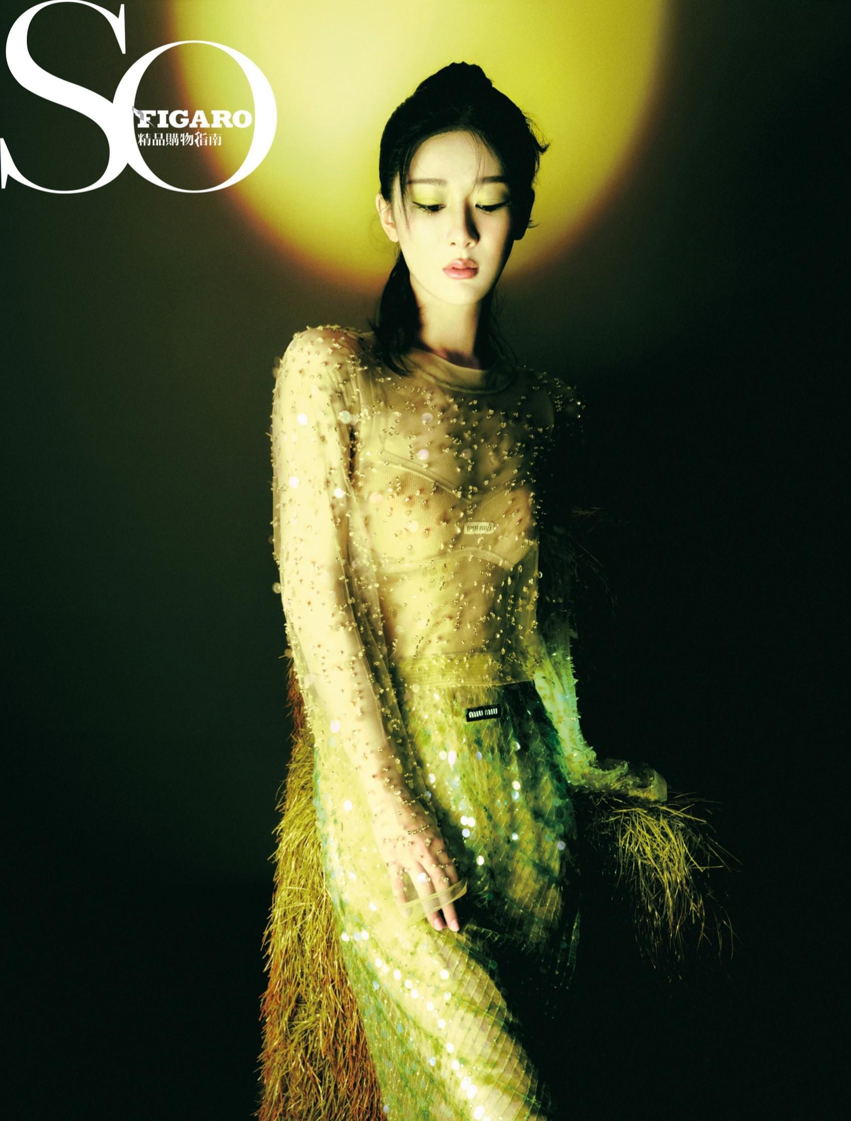 杨紫新杂志大片出炉,全新面貌风格,时尚表达引发热议_照片_长裙