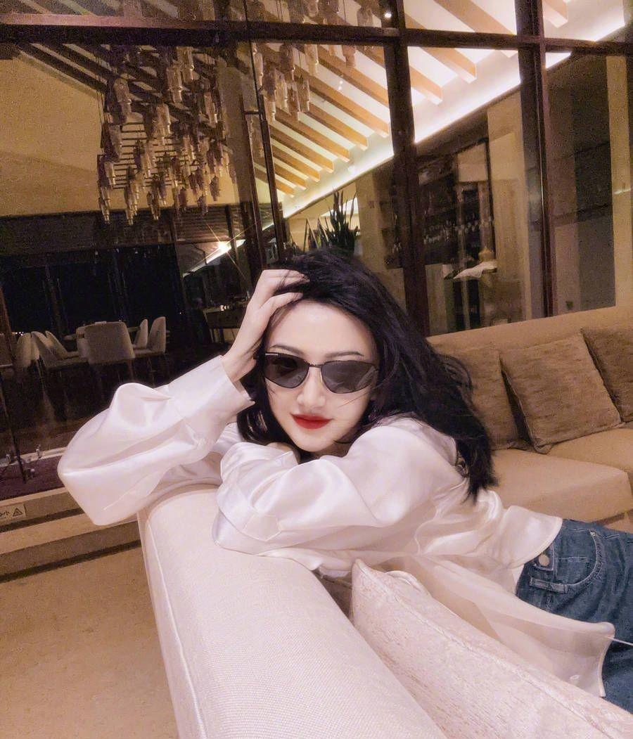 景甜清爽的衬衫搭配牛仔裤,尽显青春活力,显得惊艳_魅力_照片_墨镜