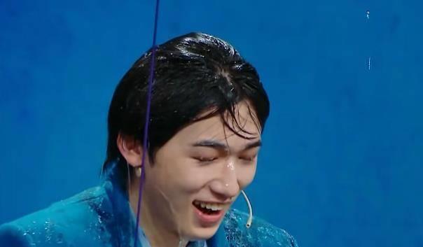 原创宋亚轩录王牌被华晨宇泼水,脱妆露出素颜那刻,整没整容一目了然