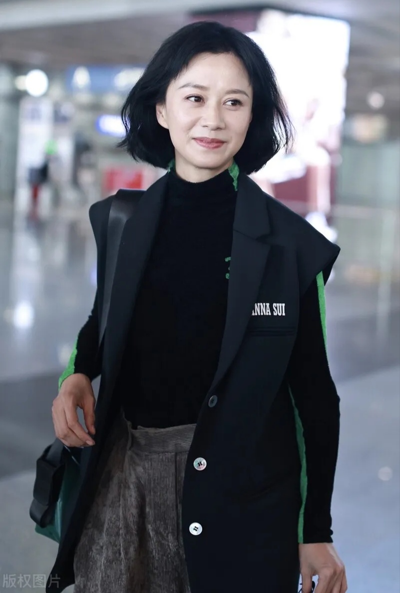 曾经的婷美内衣广告模特倪虹洁,人到中年身材保持得还不错_运动_黑色