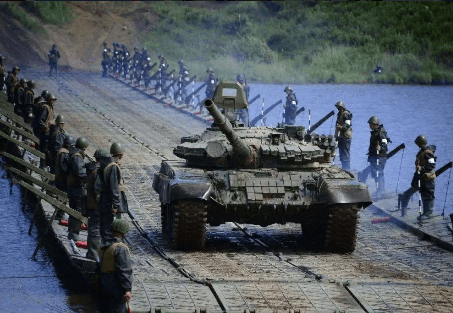 原创
            俄军发起猛攻，一举占领矿渣山，乌军防线被破，阿夫杰耶夫卡要悬