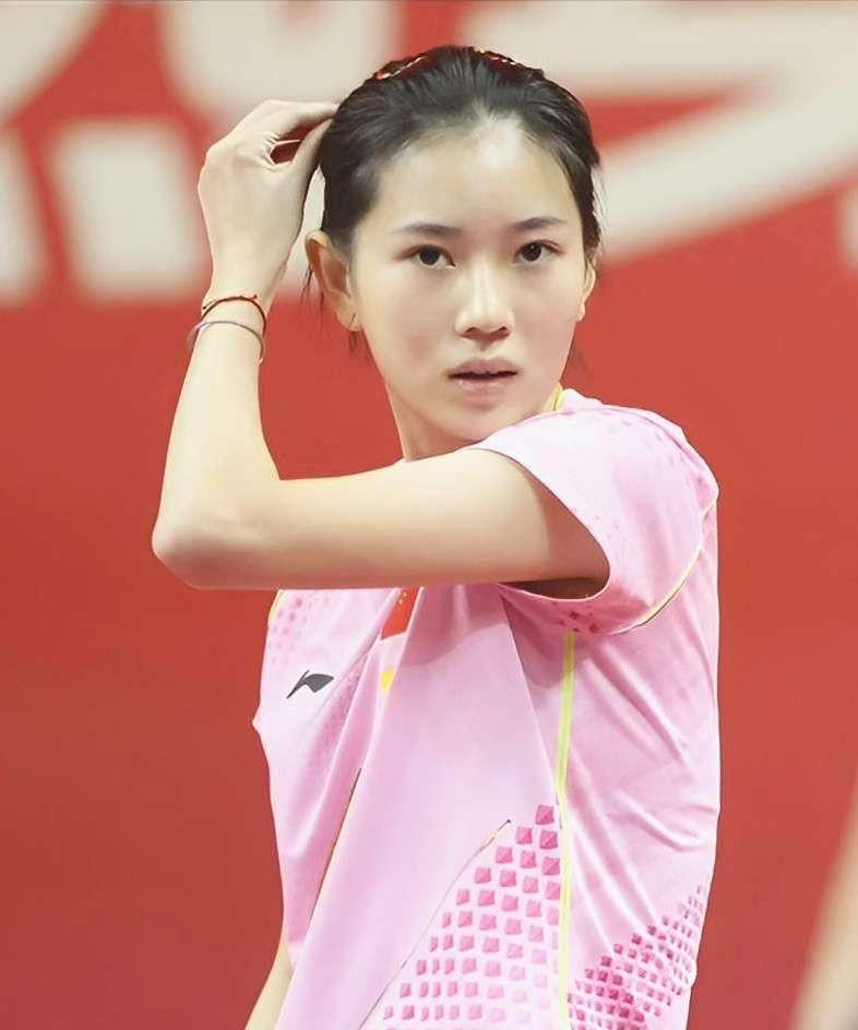 王天一出生于2002年,今年才21岁,前途一片光明.而且王天怡身高1.