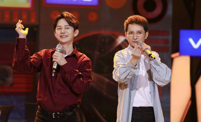 何炅生日成明星粉丝打榜现场,易烊千玺第一,杨迪被超后喊话王源_因为