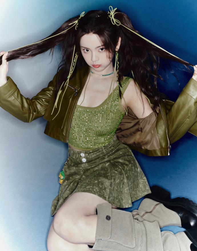 杨超越复古千禧风穿搭引发热议,甜辣造型引领时尚潮流!