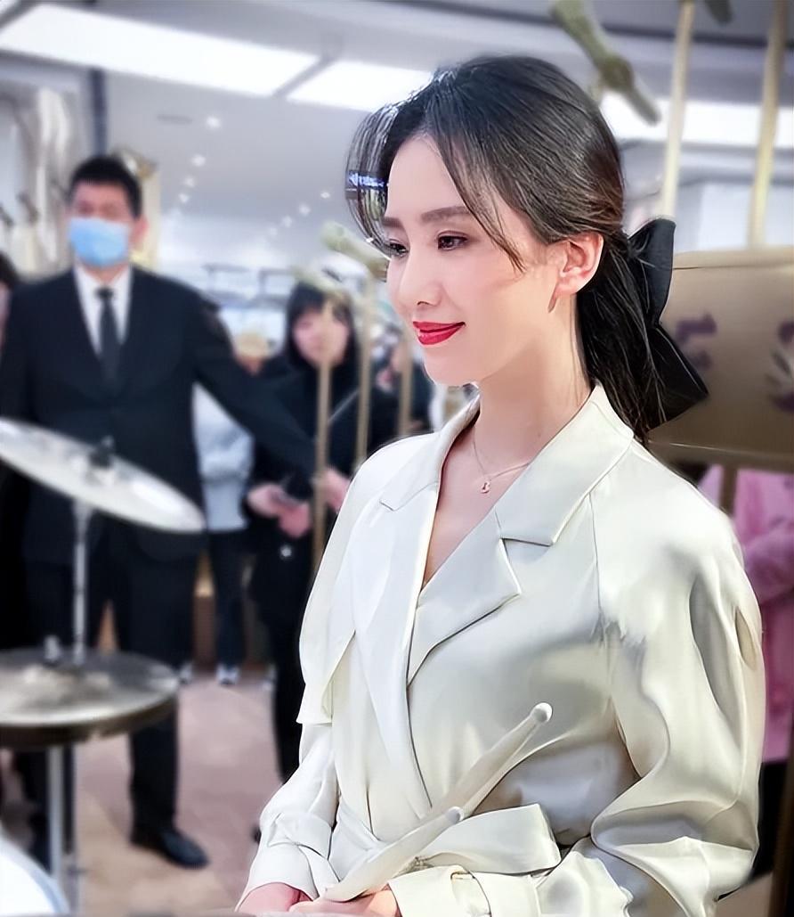 刘诗诗出席活动生图和精修差距大,眼袋重法令纹深还浮粉_差别_脸庞