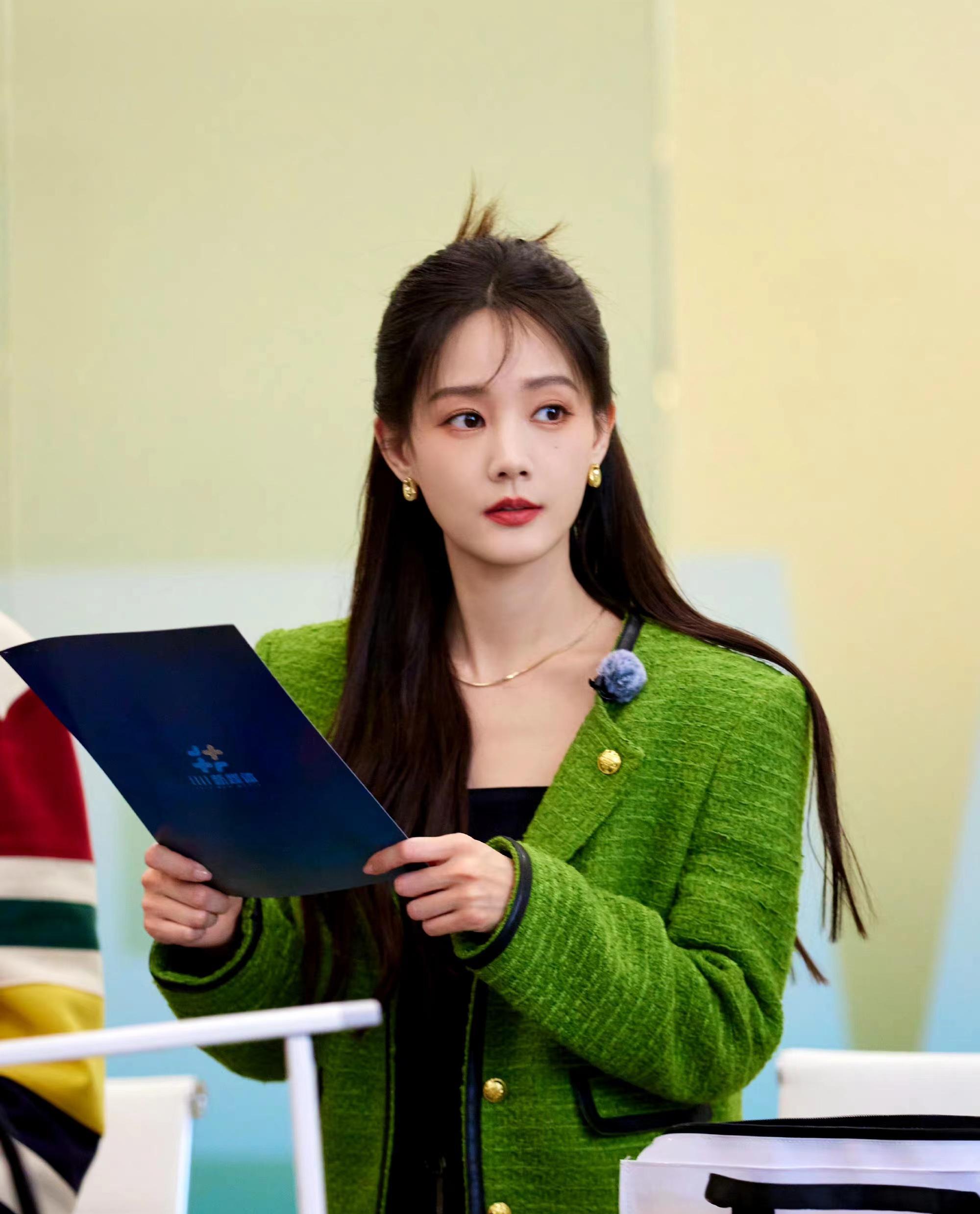 李一桐《女子推理社》风范,小香绿外套黑裤,又美又显高_女孩_绿色_黑