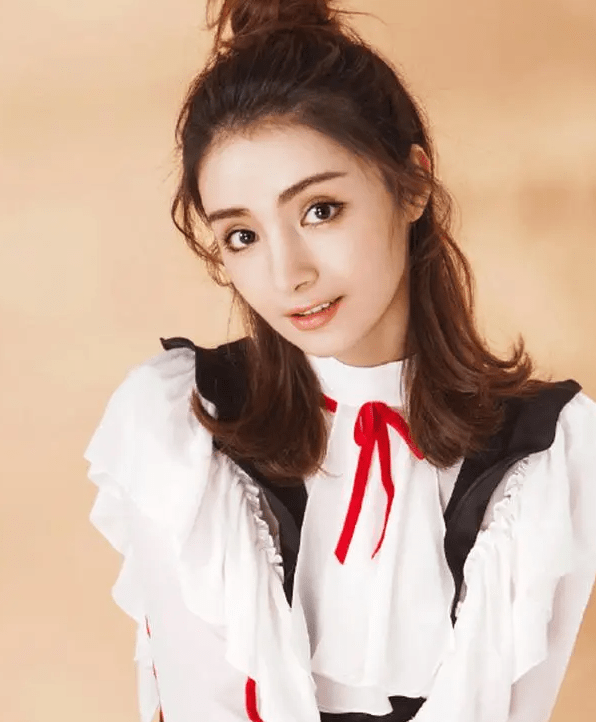 麦迪娜2岁女儿颜值一般,会跳舞爱笑,给儿子买的10000元地毯奢侈_生活