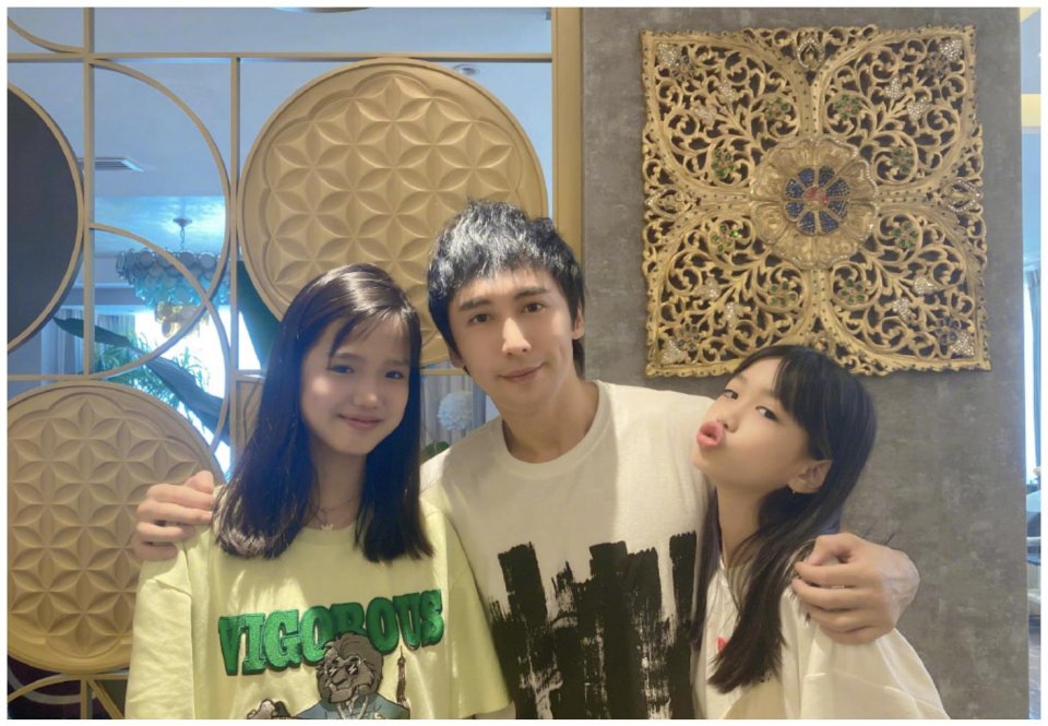 钟丽缇携女儿拍写真,姐妹俩越来越像双胞胎,母女三人似闺蜜_jaden