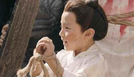 在电视剧中很多观众都看过曹爽三岁的儿子曹麟被绑着游街示众的时候