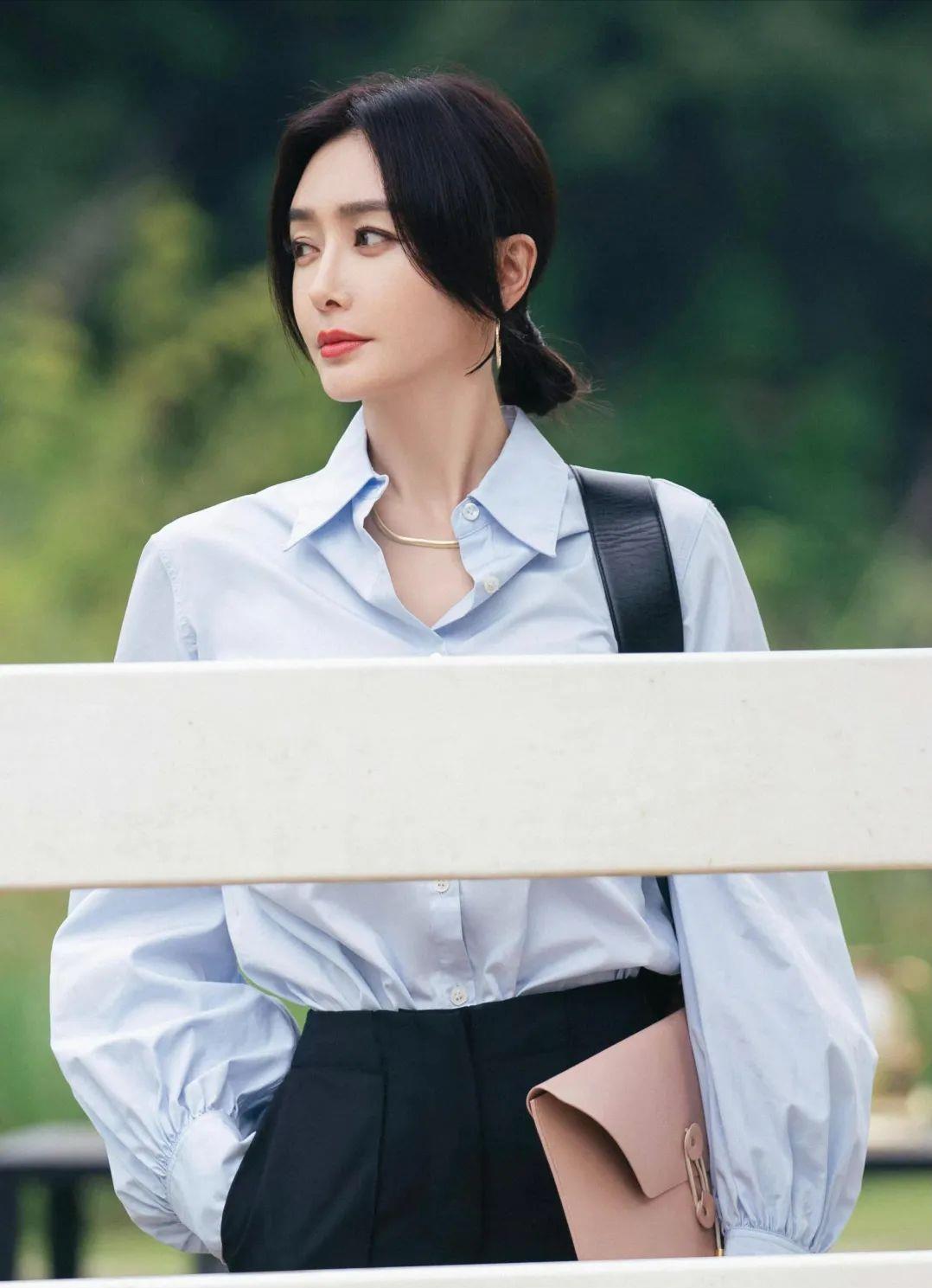 44岁的秦岚真是不负岁数了,职场风格优雅干练,谁看到了会感到困惑