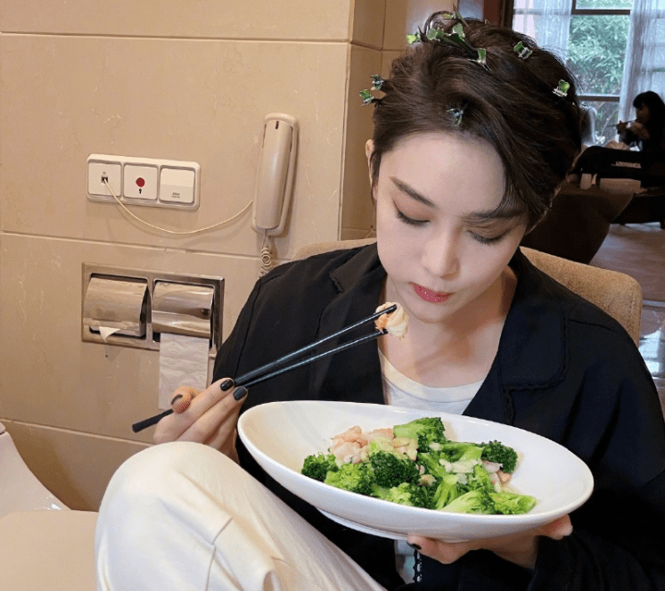 张馨予一个月要瘦身9斤,女艺人的自律性不是一般强_身材_明星_管理