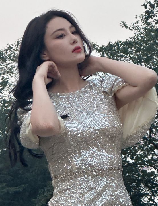 张馨予亮相重庆,银色裙装展现优雅之美,红唇大波浪增添国际范儿_身材