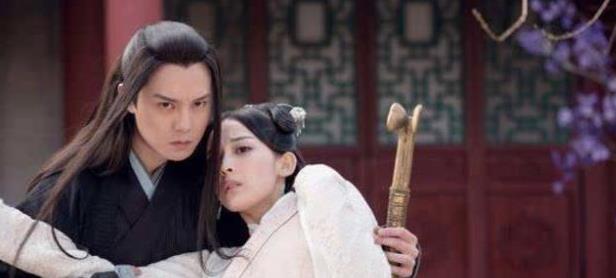 说起来他的起点挺高的,首部古装喜剧片就是搭档袁咏仪出演了宁财神的