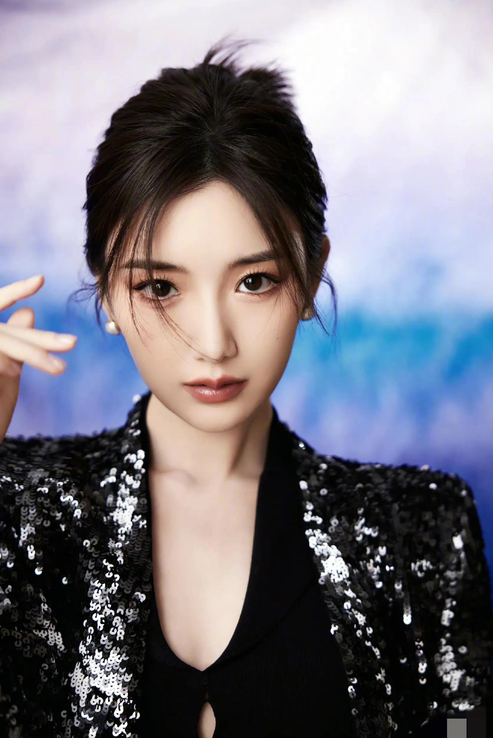 中秋女星美图合集 许佳琪新中式造型别致 毛晓彤酷飒时尚 陈都灵甜美