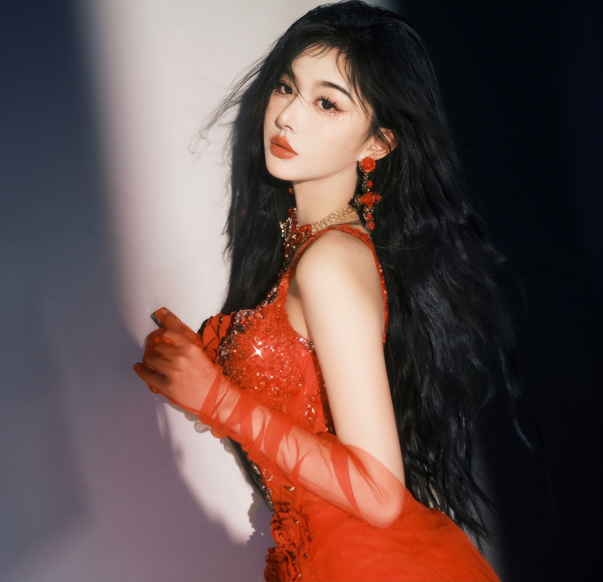 蜜蜂少女孔雪儿穿红纱裙出镜, 锁骨香肩美腿,妩媚动人_节目_组合_网友