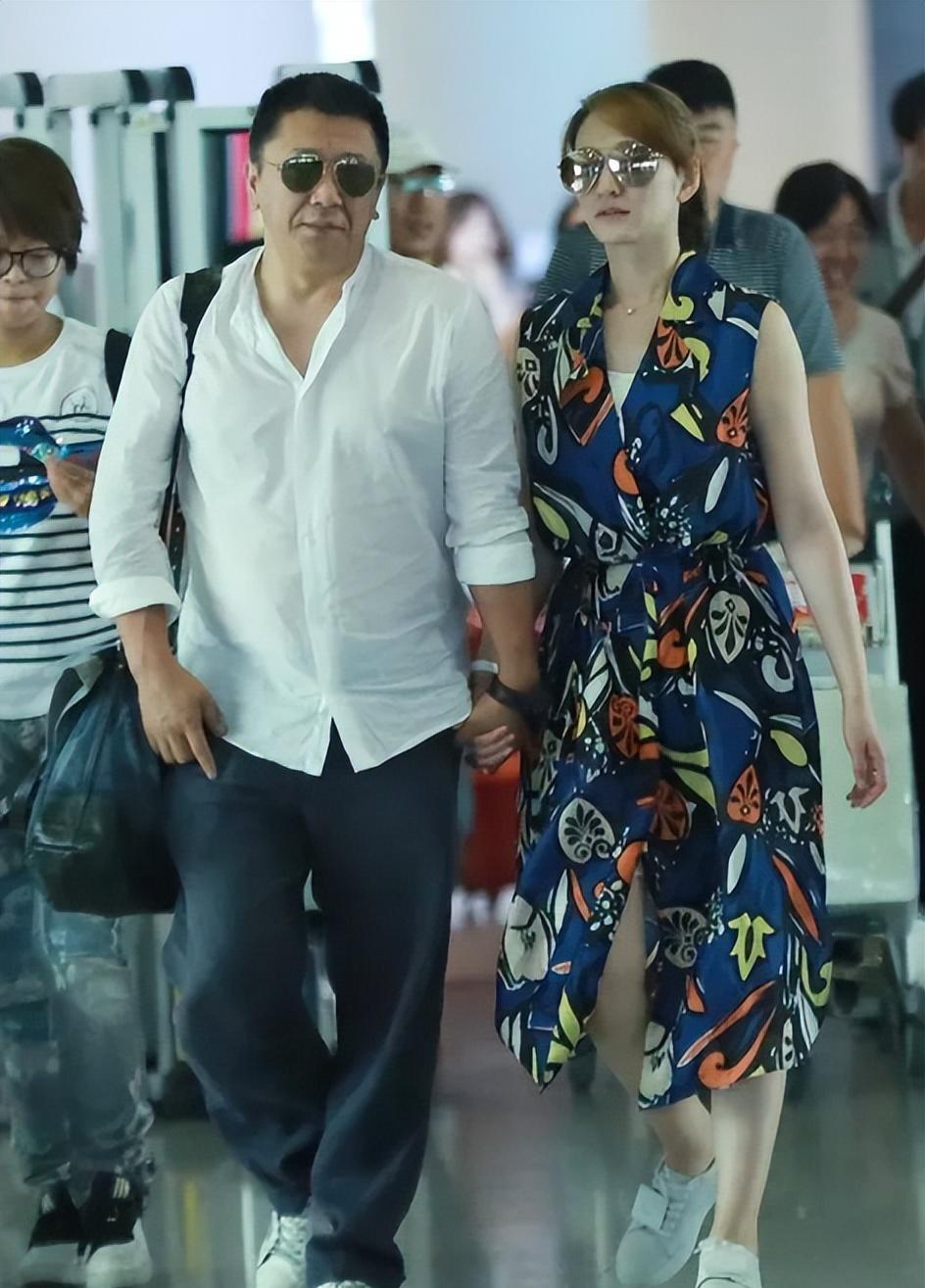 李小冉与丈夫富豪前往机场, 46岁的李小冉邋遢又美得惊人_分析_服装