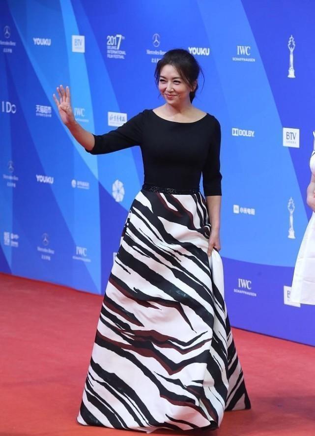 55岁江珊同框57岁蒋雯丽,2岁之差状态不同,一个女儿,一个阿姨_女性