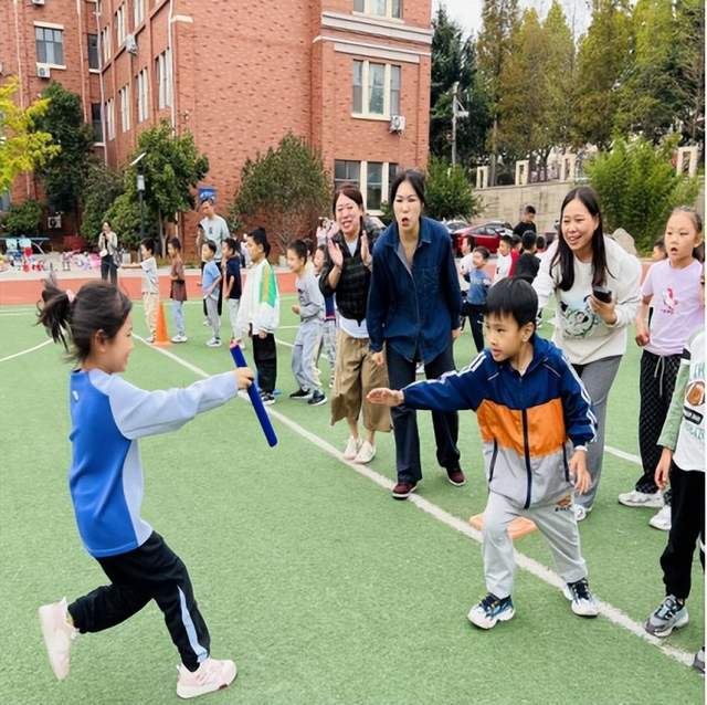 青岛升平路小学秋季运动会隆重举行_比赛_家长_同学
