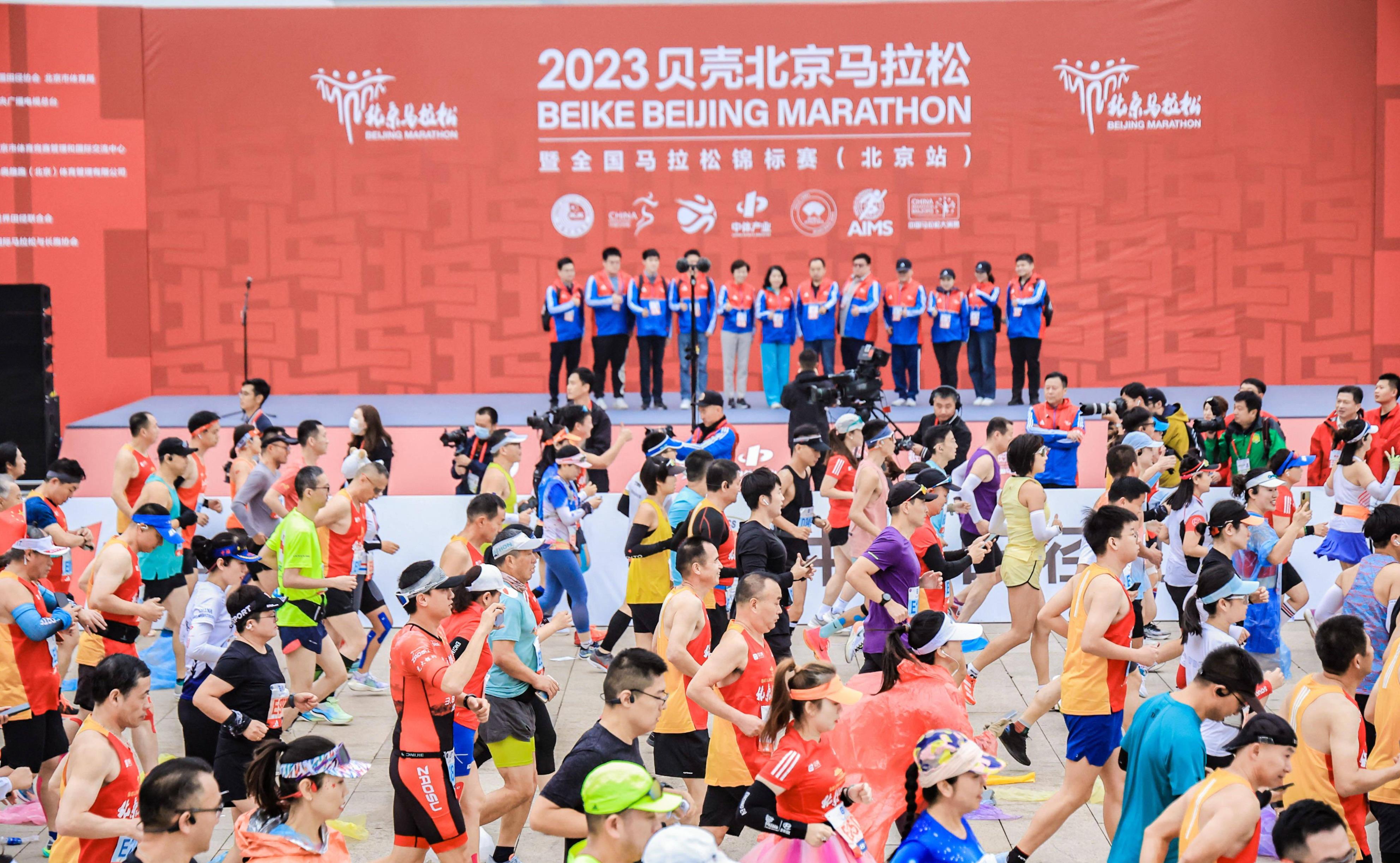 2023北马槽点多:选手广场小便,入场线超长,奖牌难看