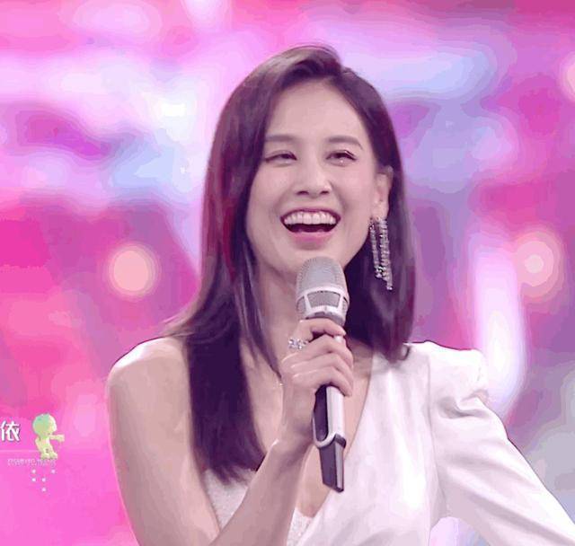 黄圣依证件照太美了,脸型和头型五官都好优越,像一个精致的娃娃_身材