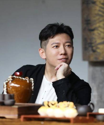 胡海泉再次夜会美女,酒吧买醉聊到凌晨,曾私会美女模特被爆出轨_网友