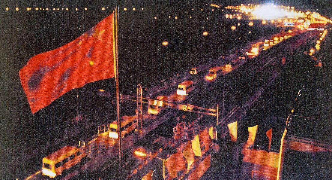 1997年6月30日,熊自仁少将率五百余人从深圳出发,强势入驻香港