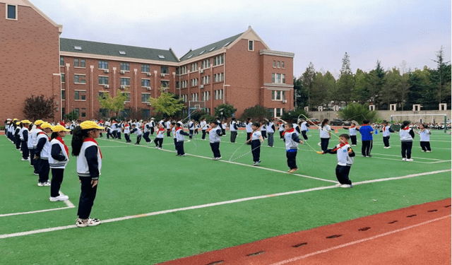青岛升平路小学秋季运动会隆重举行_比赛_家长_同学