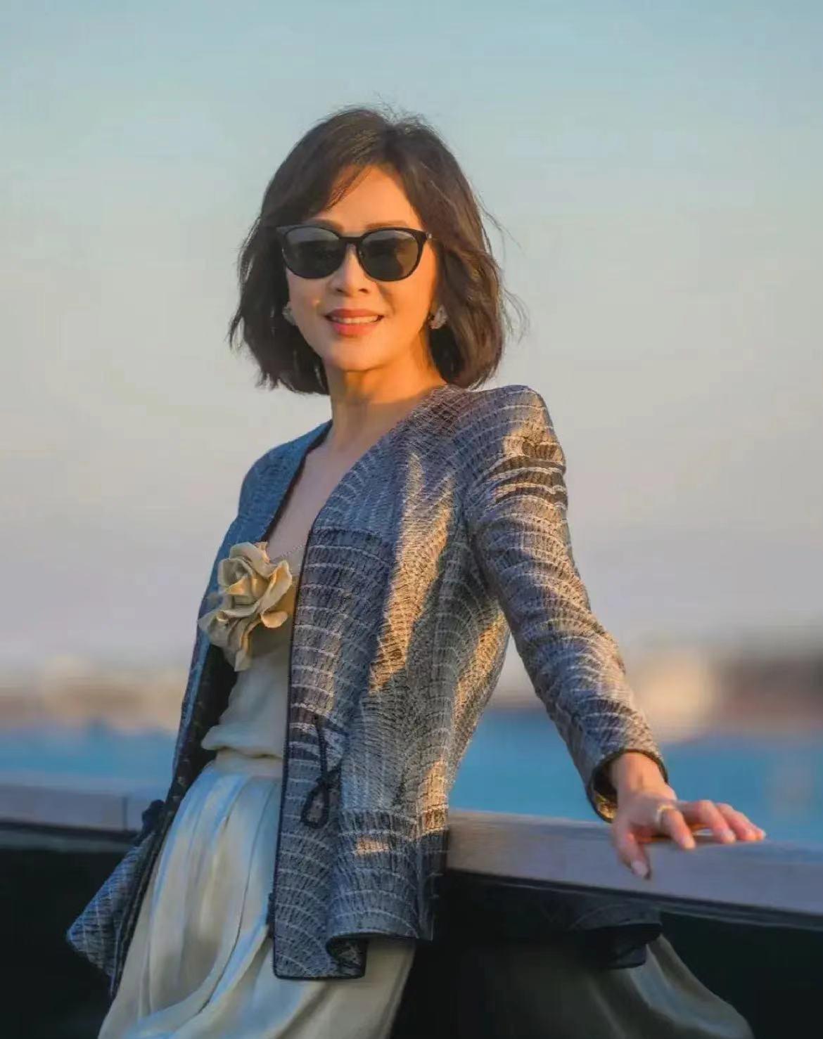 刘嘉玲威尼斯到达,"睡衣出征"不走寻常路,合影里属她最耀眼_时尚_冰丝